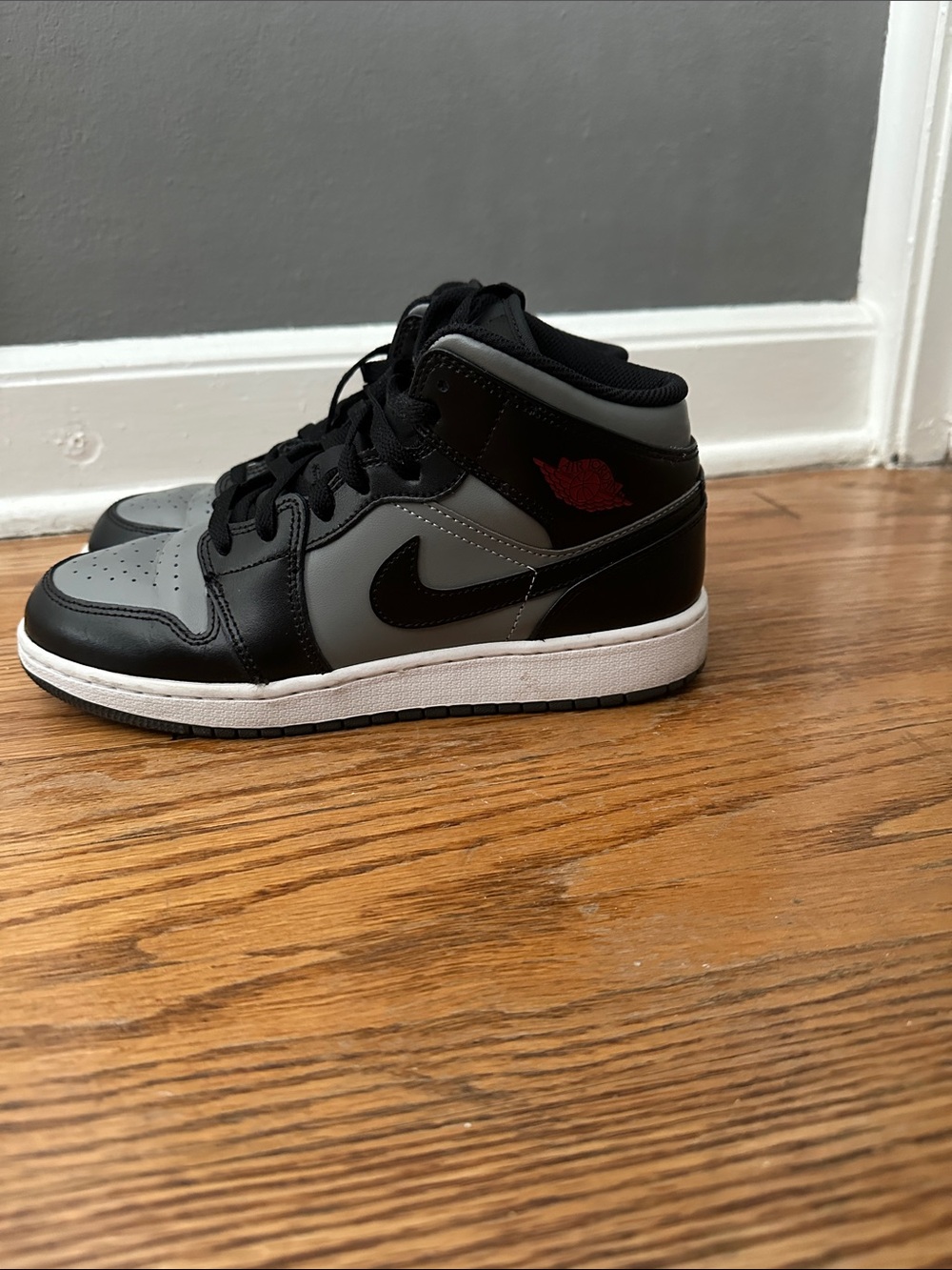 Jordan 1 Kids Mid-Top Sneakers in Black, Gray with Red Accent